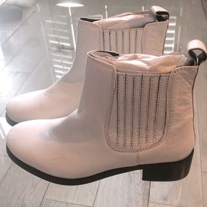 Brand new white leather ASOS Chelsea boot, size 9